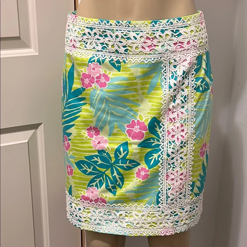 LILLY PULITZER Floral Print Women Skirt Size 4 Worn once
